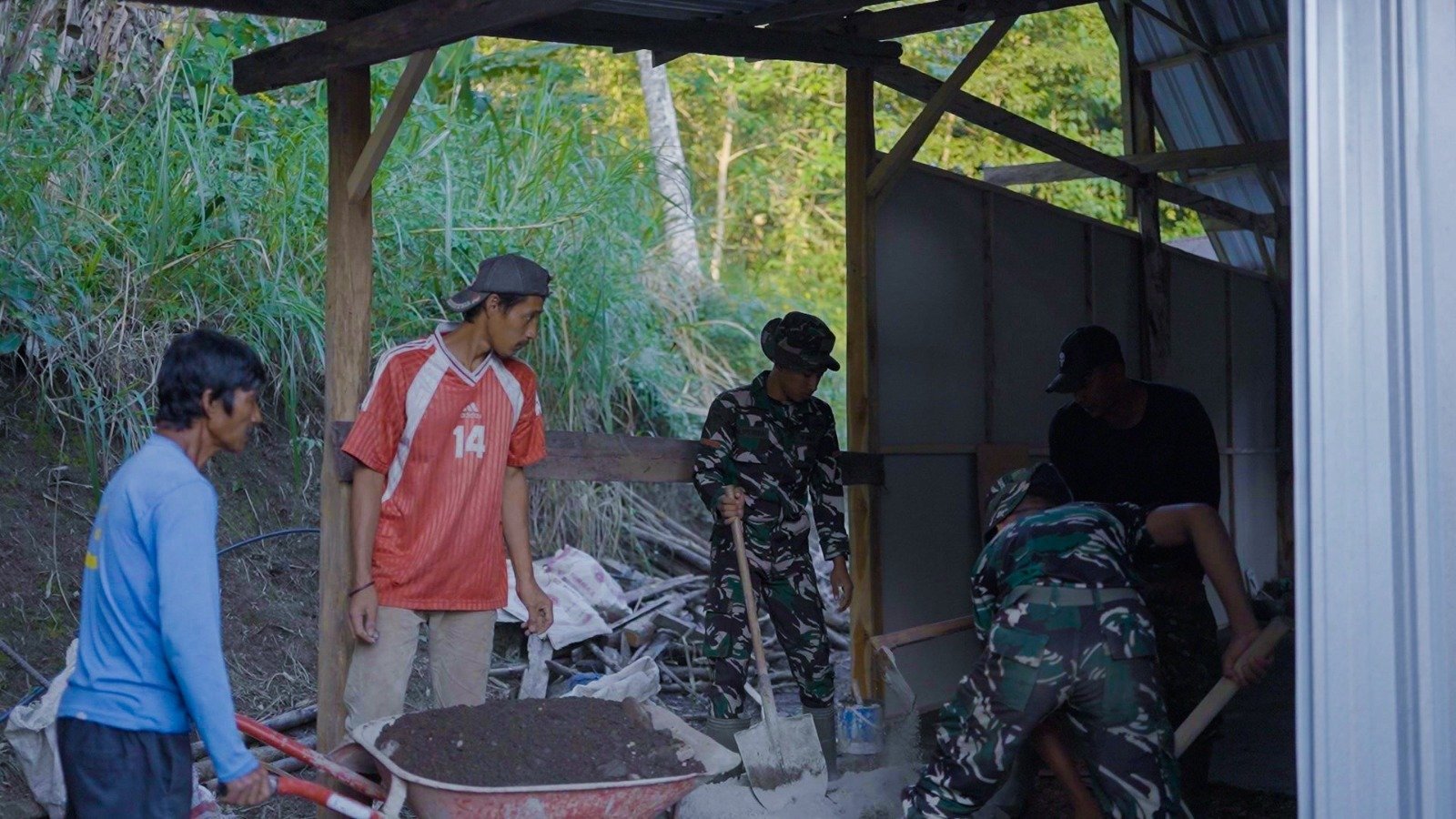 Satgas TMMD dan Warga Kompak Selesaikan Pengecoran RTLH di Desa Langi