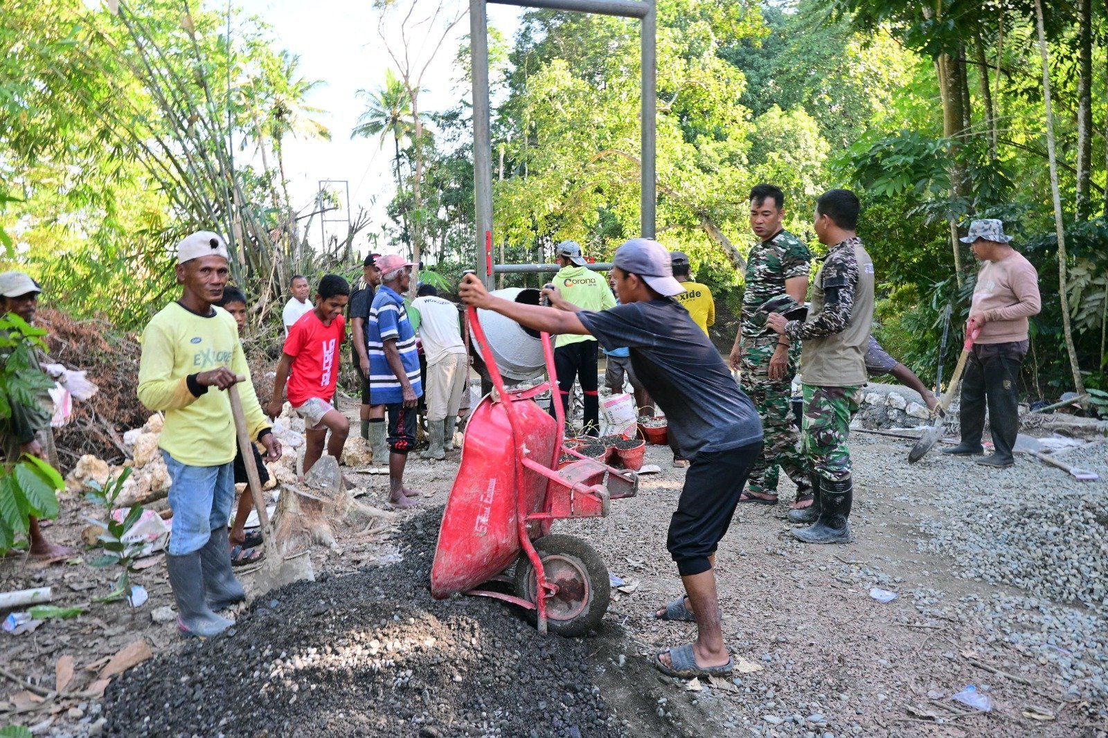 Pendampingan Satgas TMMD Ke-129 pada Pengecoran Tiang Utama di Desa Patukku