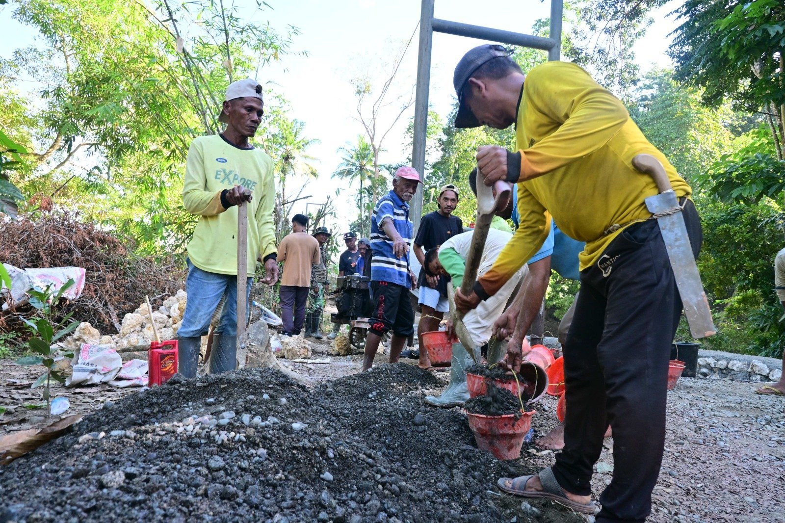 Pengecoran Tiang Utama Jembatan Gantung di Kecamatan Bontocani Dilakukan oleh SSK TMMD Ke-129