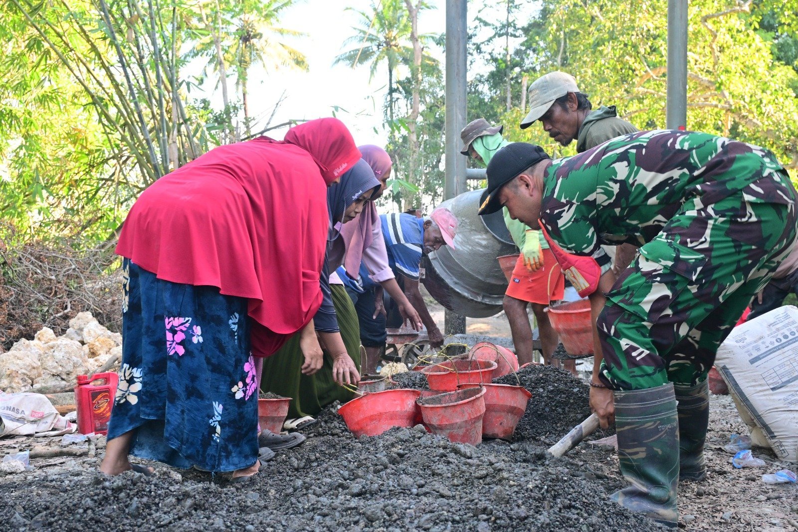 Pendampingan Satgas TMMD Ke-129 Kodim 1407/Bone pada Pembangunan Jembatan Gantung di Desa Taddangpalie