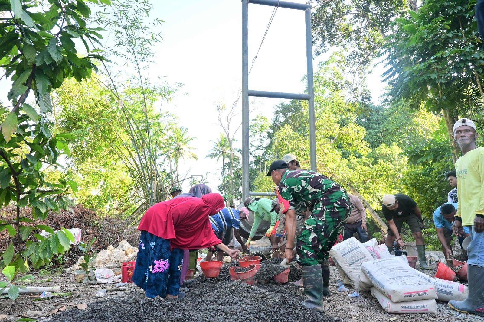 Pendampingan Pembangunan Jembatan Gantung di Desa Taddangpalie oleh TMMD Ke-129 Libatkan Warga