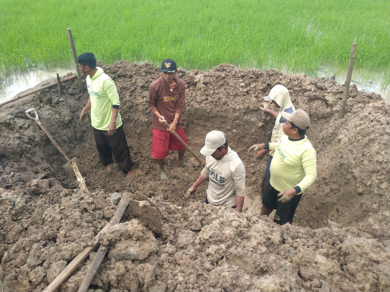 Pendampingan TMMD Ke-129: Warga Taddang Palie Ikut Penggalian Titik Tiang Jembatan