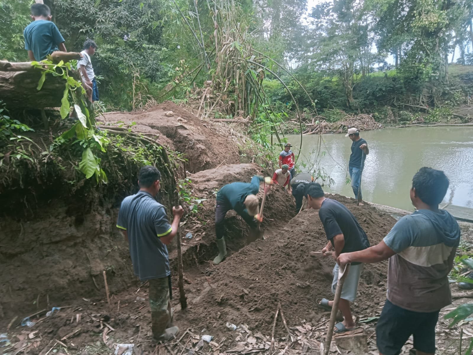 Pendampingan Satgas TMMD pada Pekerjaan Penggalian Tiang Utama Jembatan Gantung di Sibulue