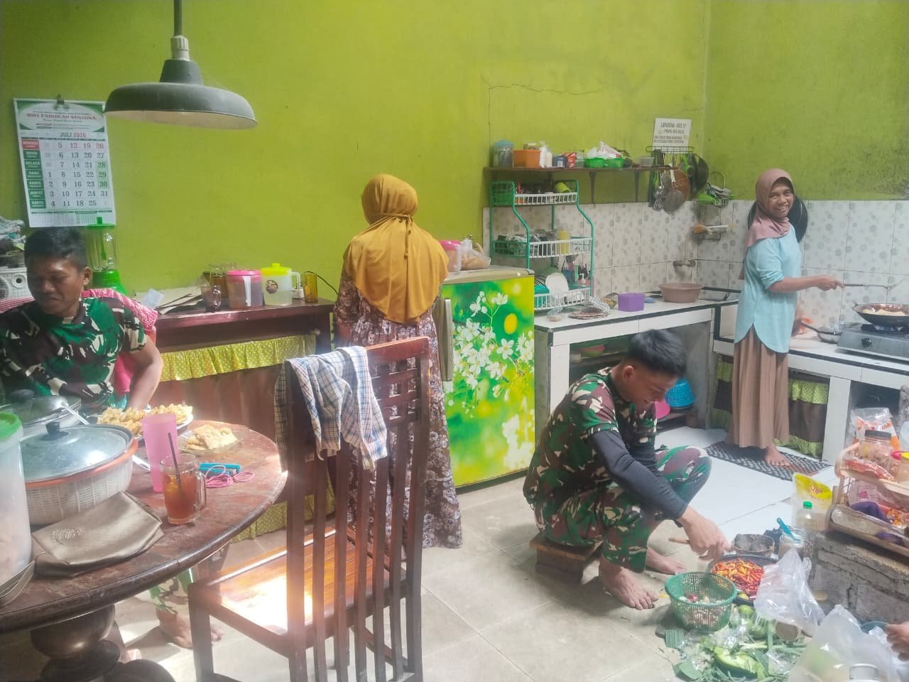 Interaksi di Dapur Sederhana Parangjoro Perkuat Ketahanan Wilayah Lewat TMMD