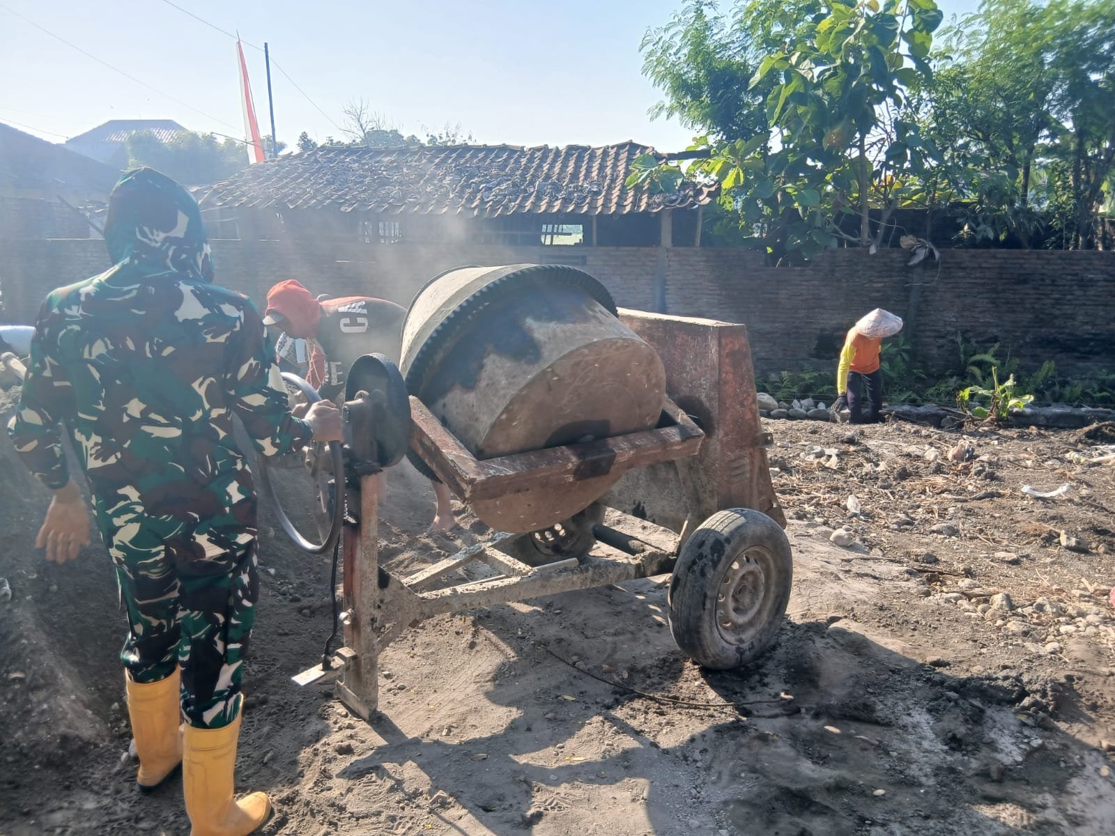 Pendampingan Pengerjaan Talud dalam TMMD Reguler ke-129 Terlihat di Parangjoro
