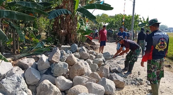 Prajurit TNI dan Warga Bergotong Royong Dukung TMMD Reguler Ke-129 di Desa Parangjoro
