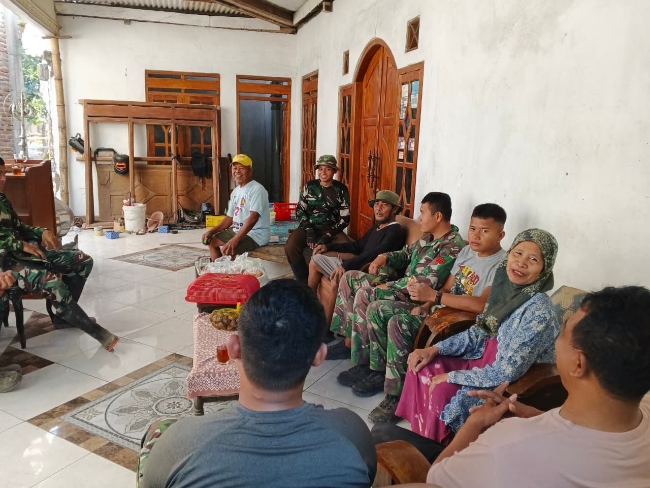 Prajurit TNI Dampingi Warga Desa Parangjoro di TMMD Reguler ke-129 Kodim 0726/Sukoharjo