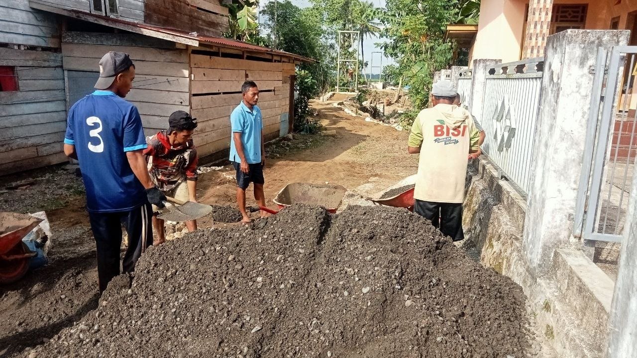 Pelansiran Material sebagai Bagian Pembangunan Jembatan Gantung di TMMD Ke-129 Kodim 1407/Bone