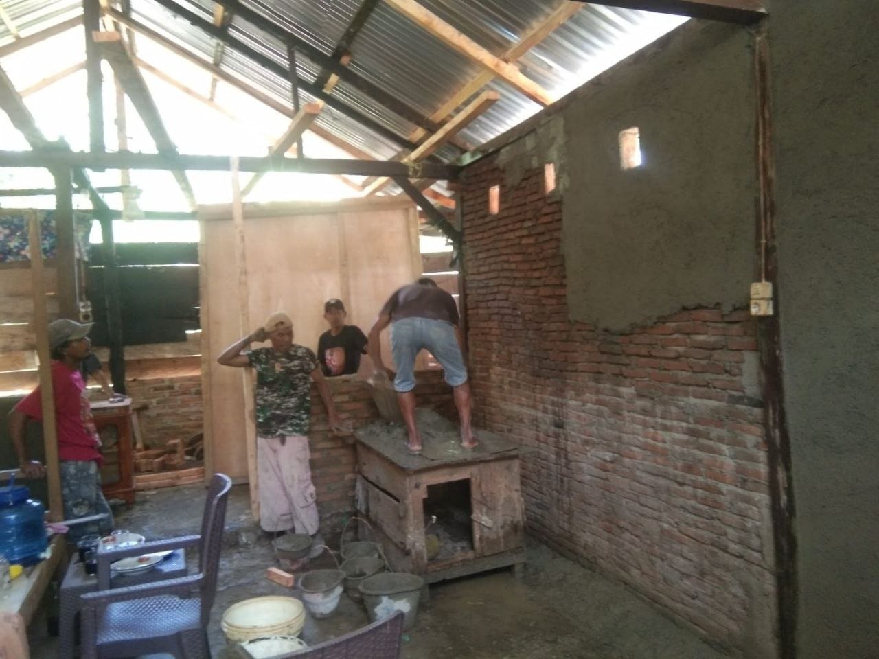 Pendampingan Rehabilitasi RTLH: Plesteran Dinding Rumah Bapak Bella