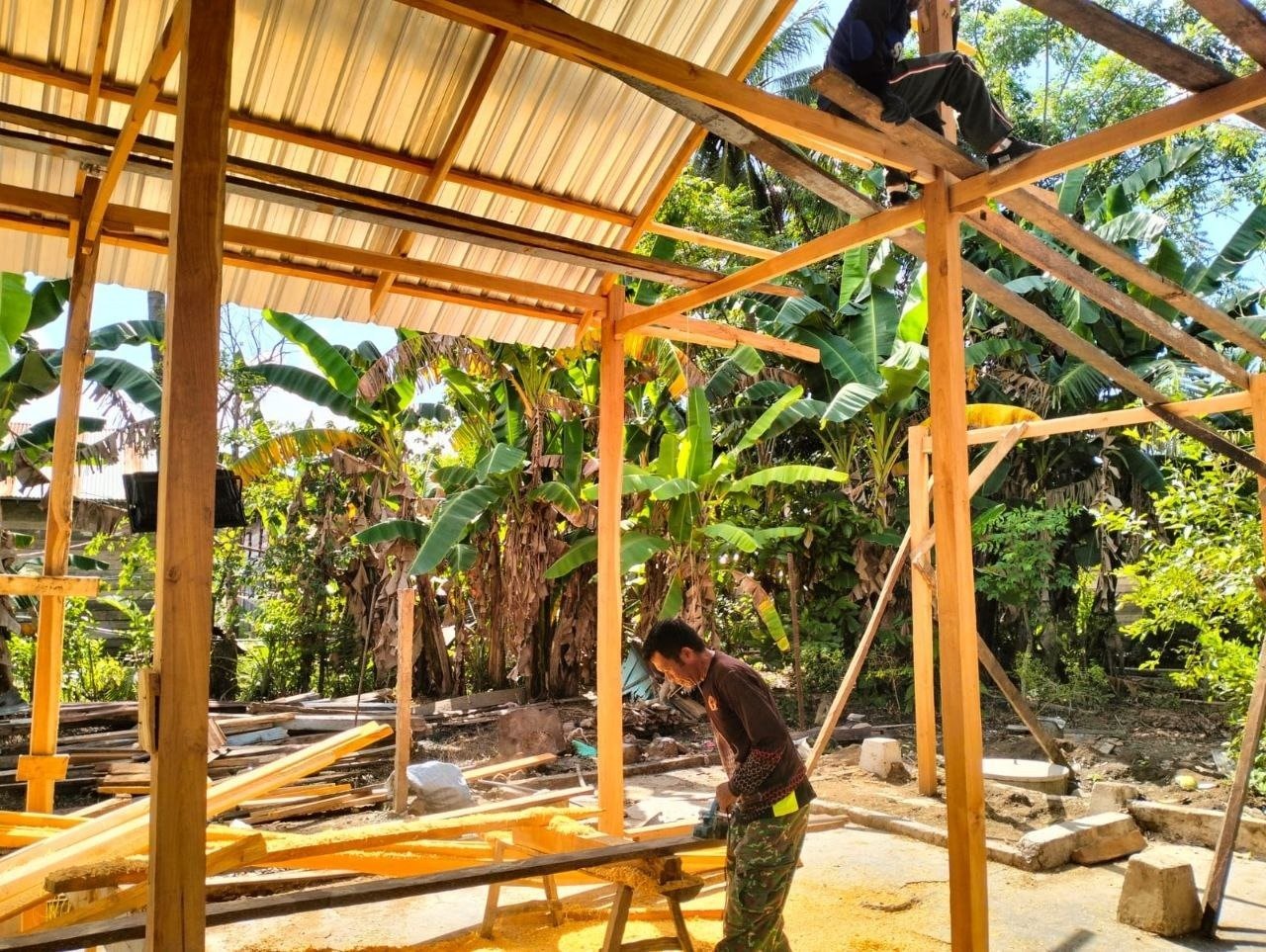 Pendampingan Rehabilitasi RTLH oleh Tim TMMD Kodim 1407/Bone hingga Pemasangan Atap
