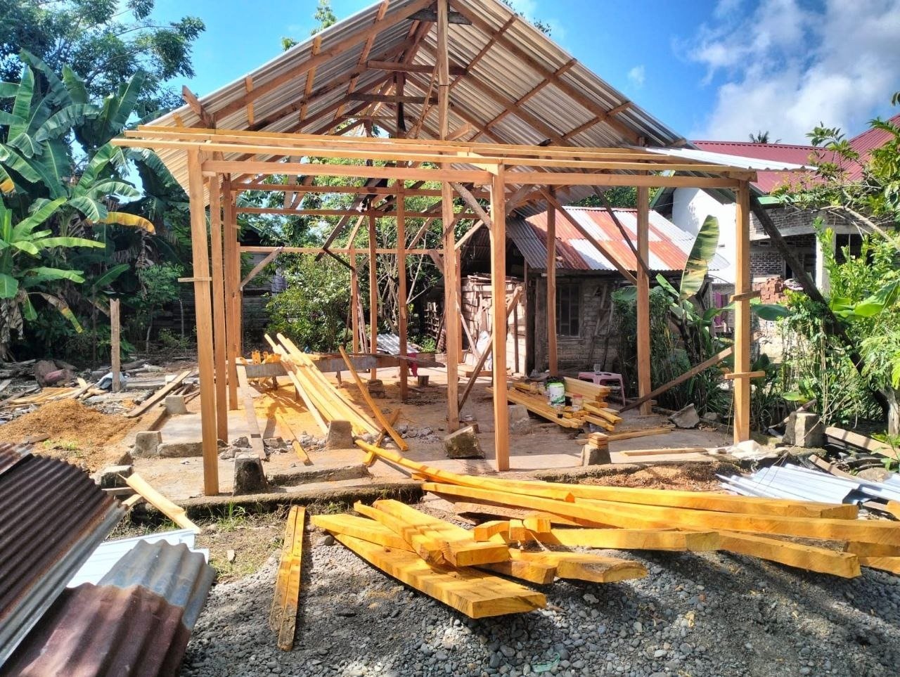 Pendampingan Satgas TMMD Kepada Warga Maroanging Selesaikan Rumah Ibu Santi