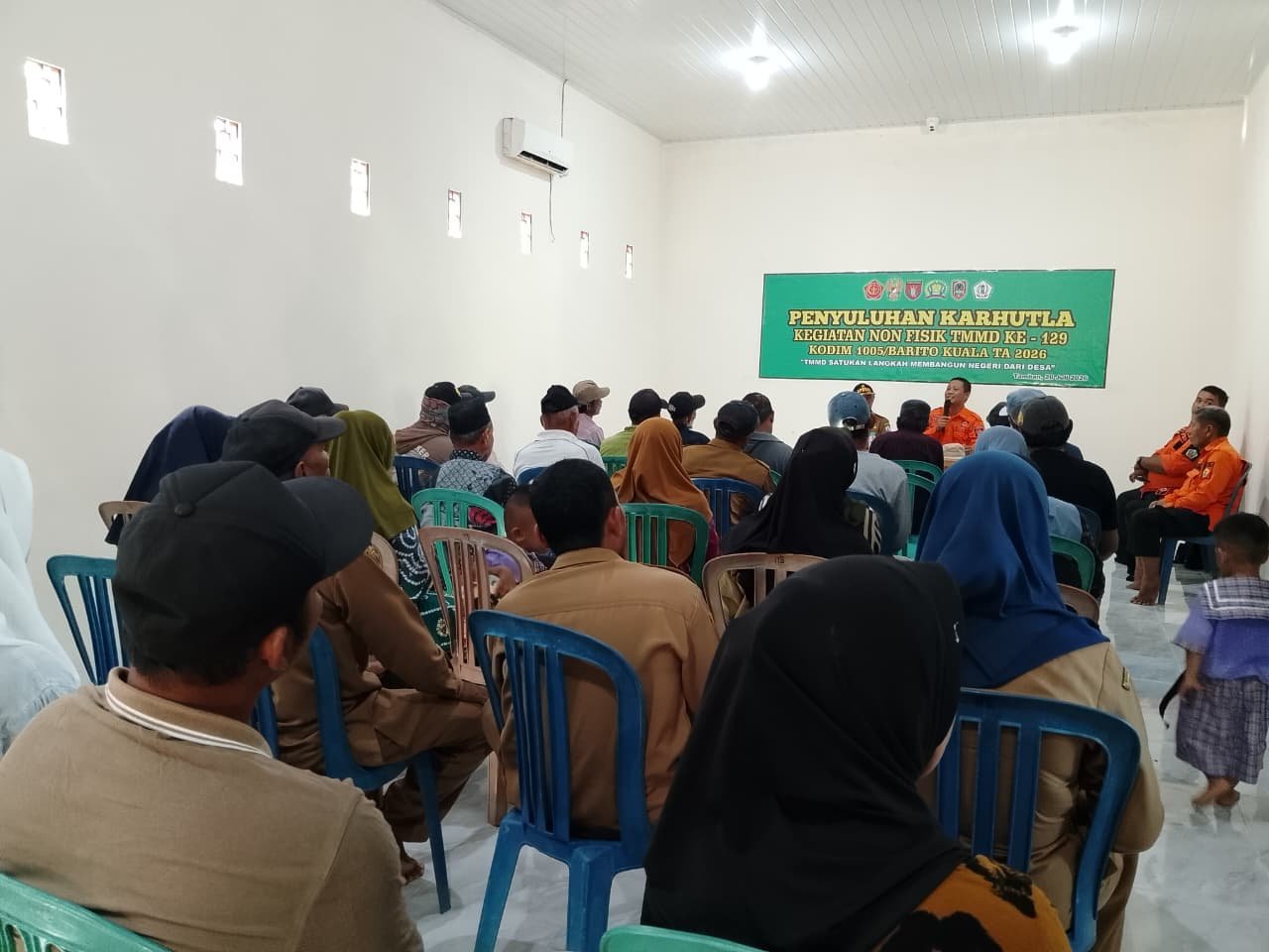 Pendampingan Satgas TMMD Ke-129 kepada Warga Barito Kuala soal Karhutla