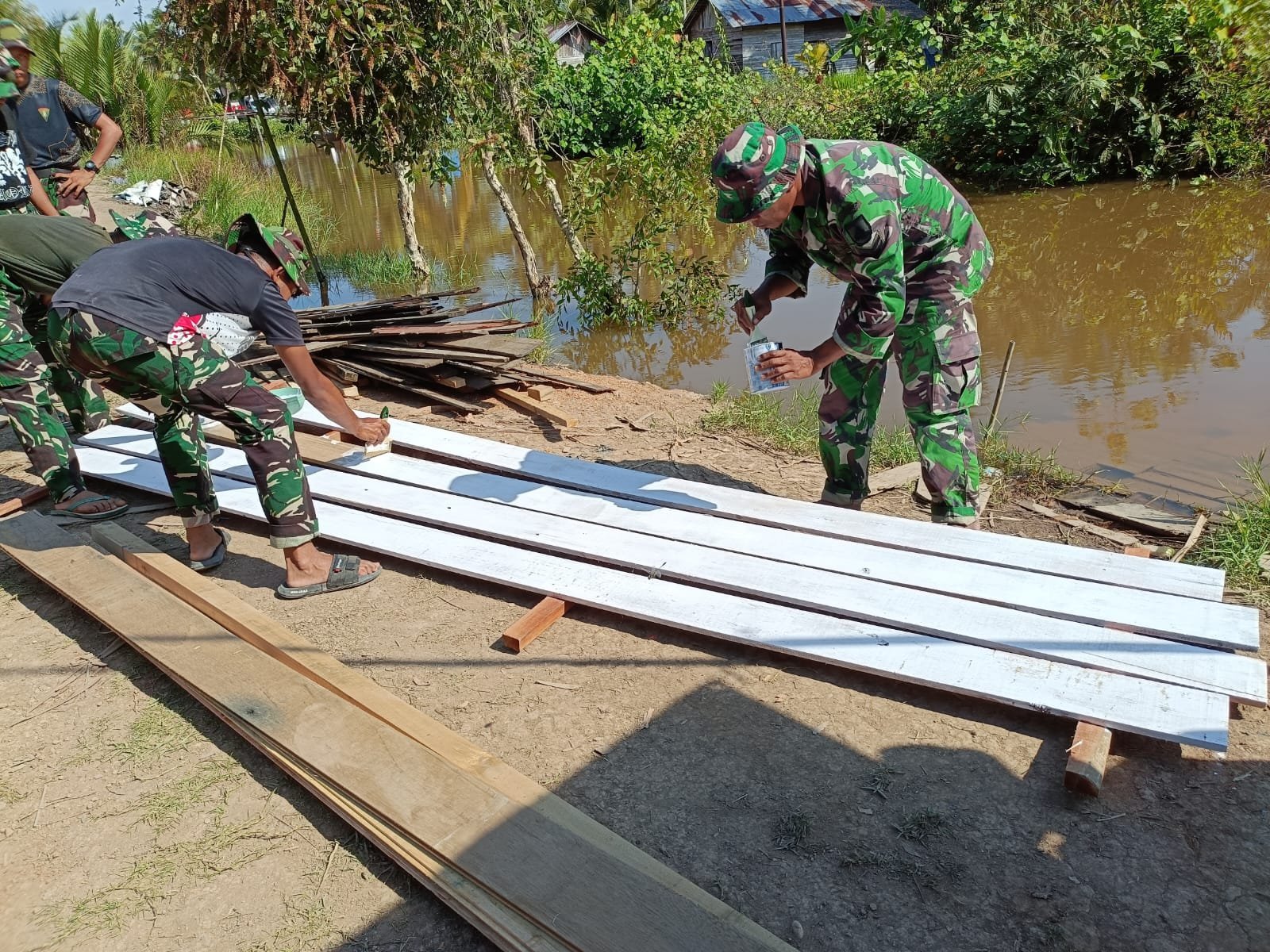 Pendampingan Perehaban Rumah RTLH di Tamban oleh TMMD Ke-129 Kodim 1005/Barito Kuala