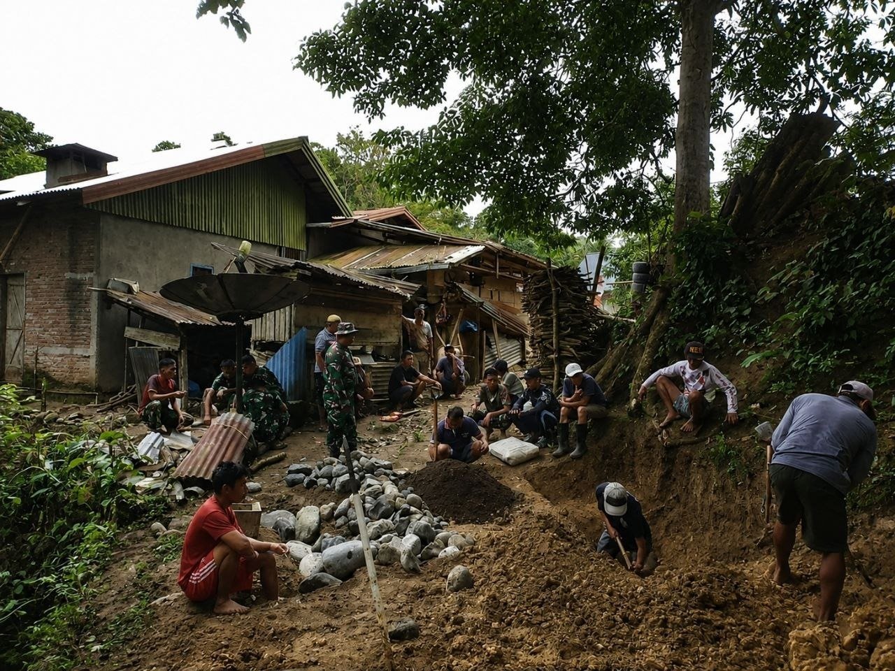 Keterlibatan Satgas TMMD Kodim 1407/Bone dalam Penggalian Fondasi MCK di Dusun Langi