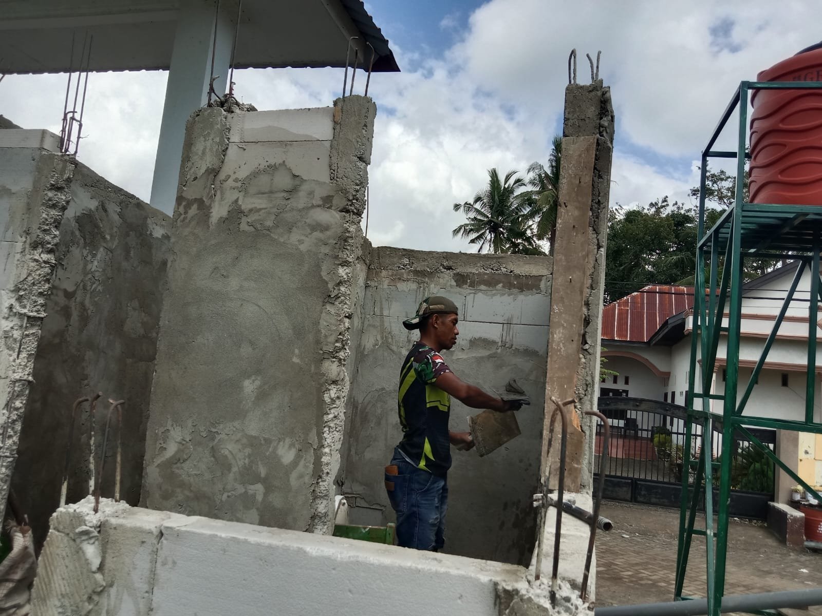 Pendampingan Masyarakat melalui Pembangunan MCK oleh Kodim 1407/Bone pada Program TMMD Ke-129 di Sibulue