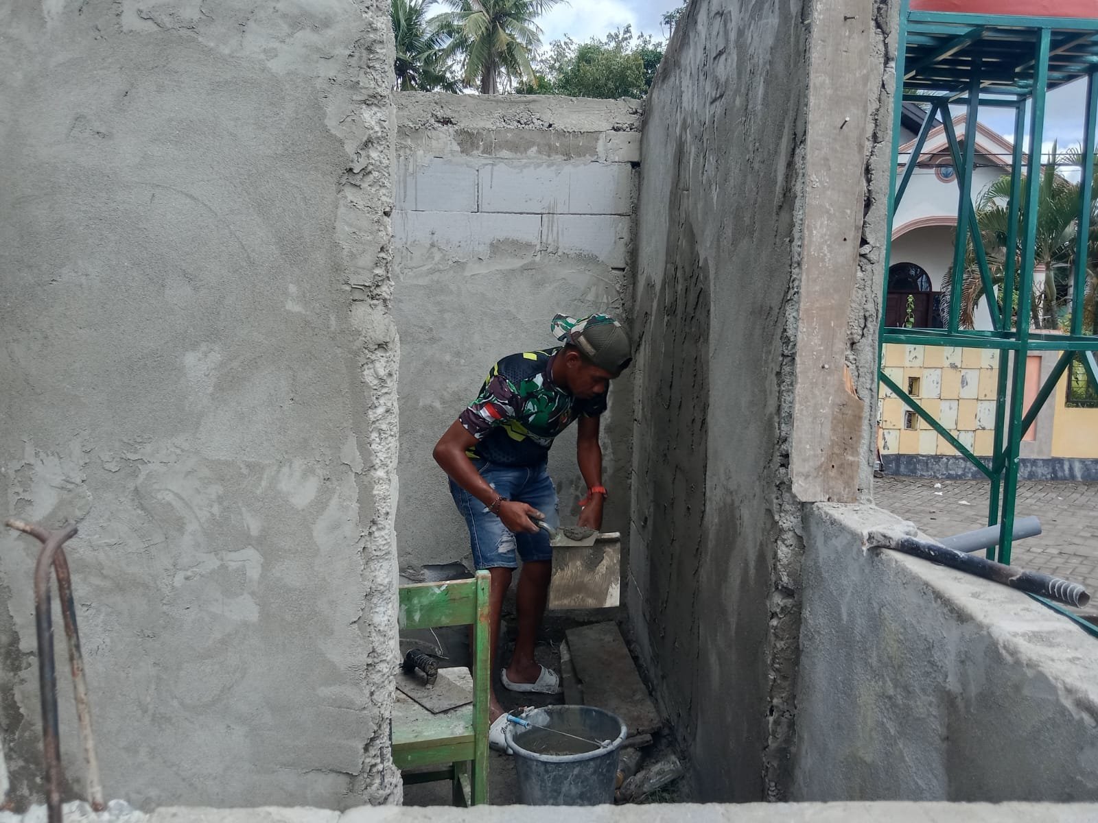 Personel Satgas Fokus Selesaikan Plester Dinding pada MCK TMMD di Sibulue
