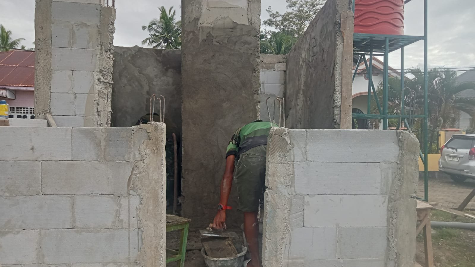 Pendampingan dalam Pembangunan MCK pada Program TMMD Ke-129 Kodim 1407/Bone