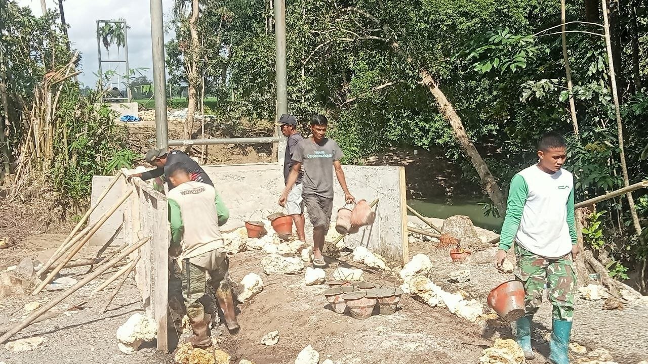 Pendampingan Pekerjaan Pondasi Jalan Menuju Jembatan Gantung pada Kegiatan TMMD Ke-129