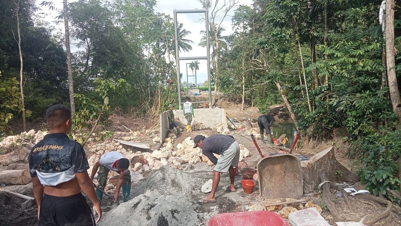 Gotong Royong Satgas TMMD Ke-129 dan Warga Percepat Pondasi Akses Jembatan Gantung