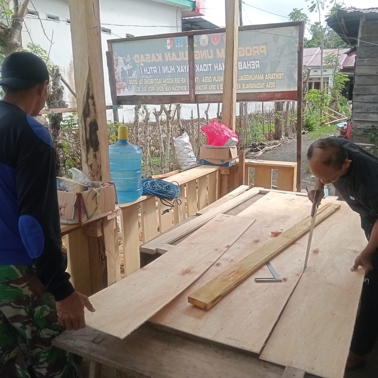 Fokus Pengerjaan Detail Interior pada Rehabilitasi RTLH di Kecamatan Sibulue oleh TMMD
