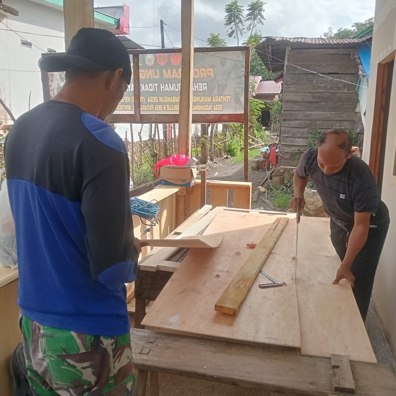 Pendampingan Pengerjaan Rehab Rumah di Desa Tunreng Tellue oleh Program TMMD Ke-129