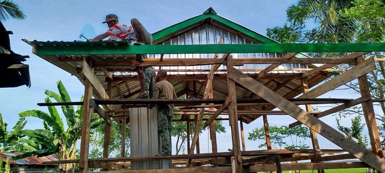 Pendampingan Satgas TMMD kepada Warga saat Pemasangan Atap di Desa Mallusetasi