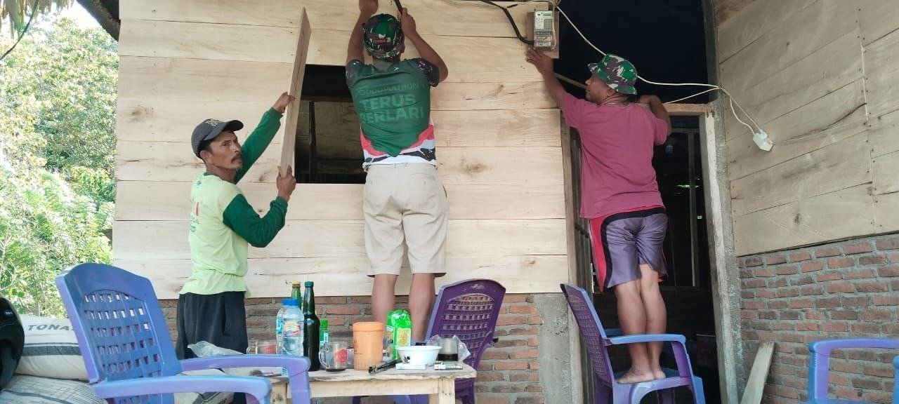 Pendampingan Pekerjaan Pemasangan Dinding oleh Satgas TMMD di Rumah Desa Patukku