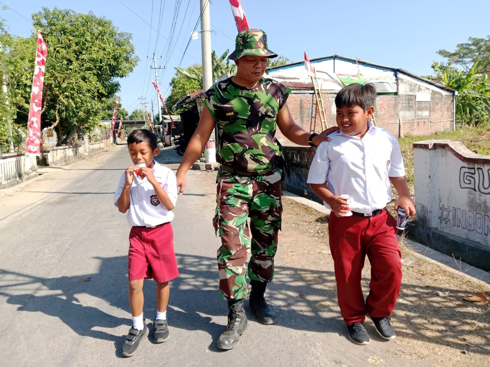 Serka Anton Tunjukkan Dekatnya Prajurit dengan Masyarakat lewat Sapaan pada Siswa SD di Sukoharjo