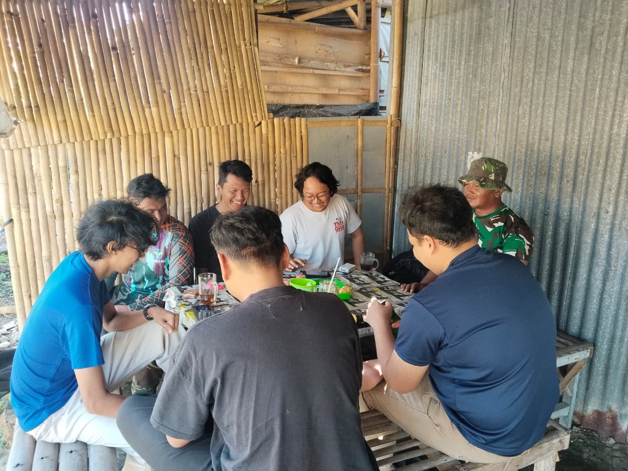 Pendampingan Satgas TMMD kepada Warga Desa Parangjoro melalui Bincang Santai