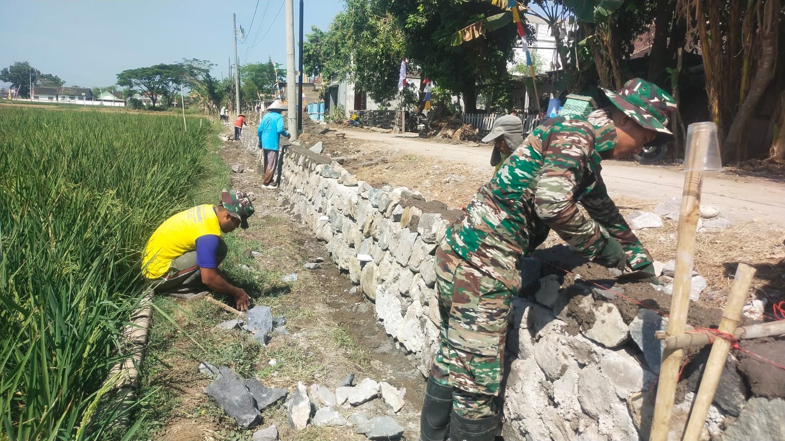 Perkuatan Infrastruktur Pertanian Lewat Pembangunan Talud TMMD di Desa Parang Joro