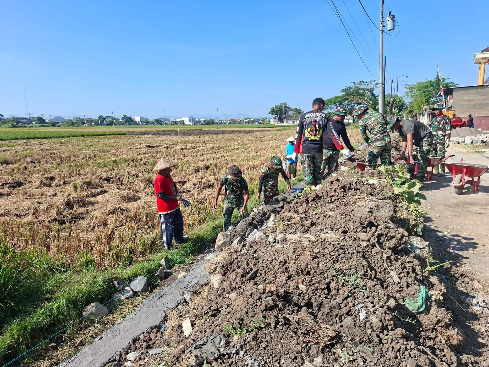 Kegiatan Pembangunan Talud oleh Kodim 0726/Sukoharjo Berlangsung di Parangjoro