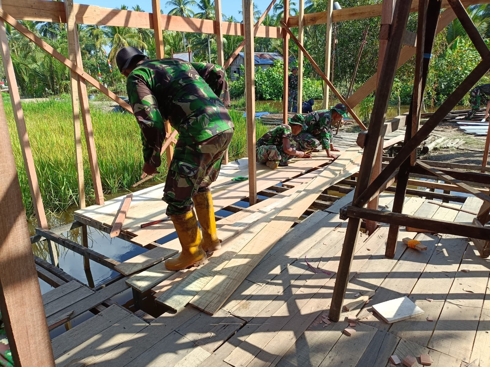 Pendampingan pada Perehaban Rumah di Desa Tamban Bangun saat TMMD Ke-129