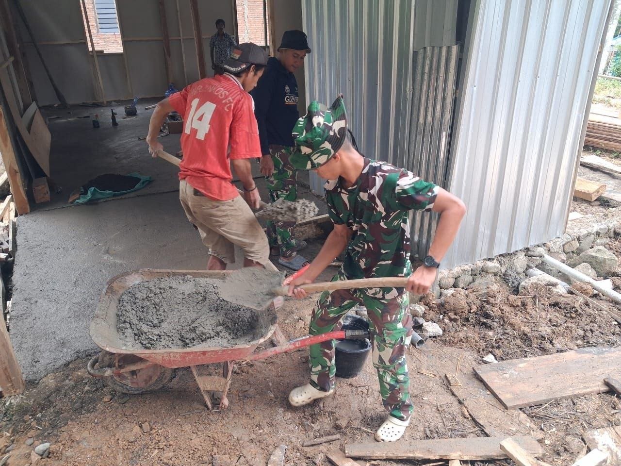 Pendampingan Pengecoran Lantai RTLH oleh Satgas TMMD Ke-129 di Desa Langi