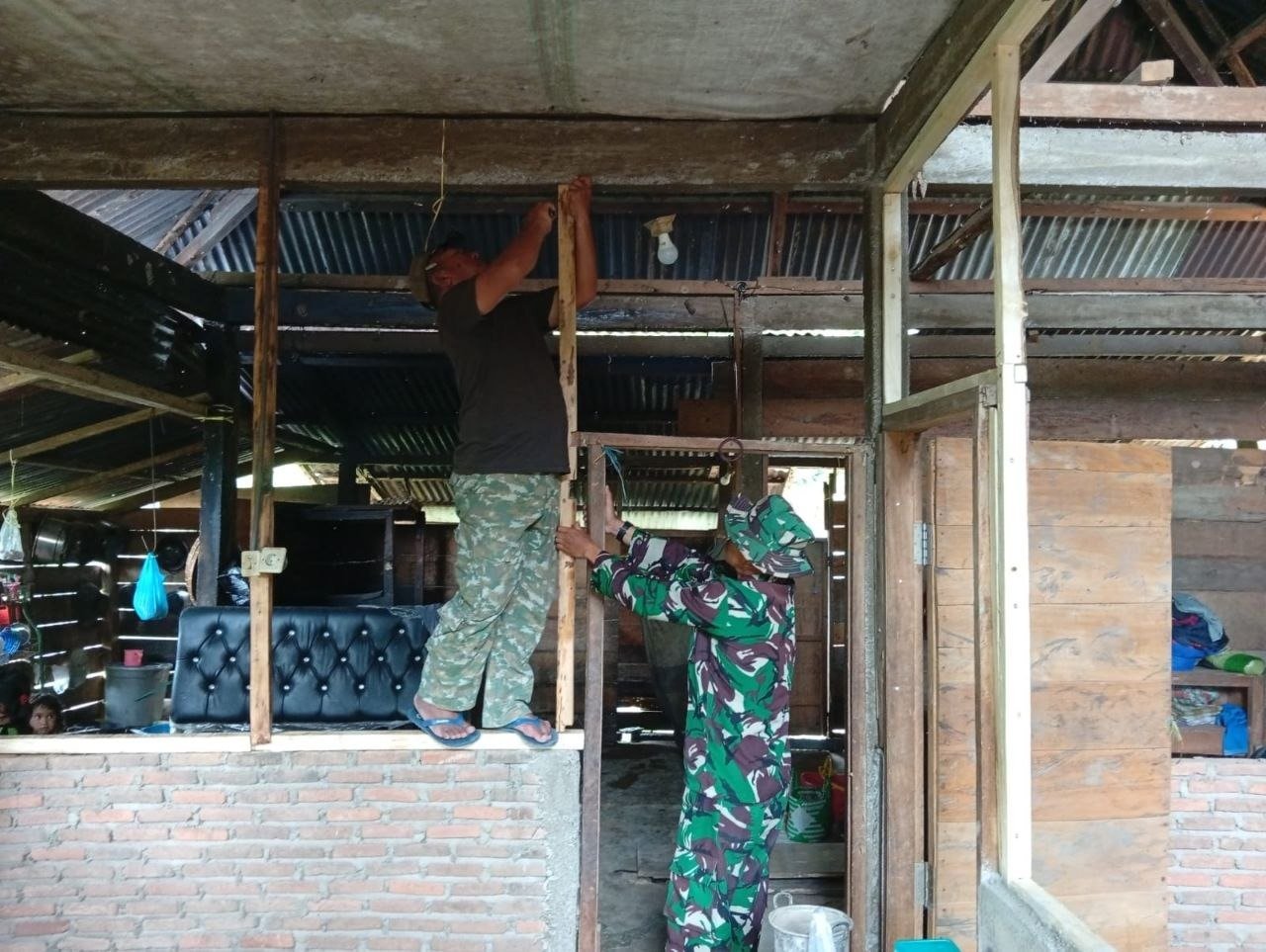 Tahap Pemasangan Sekat Jadi Bagian Rehabilitasi Rumah Demmang oleh Satgas TMMD