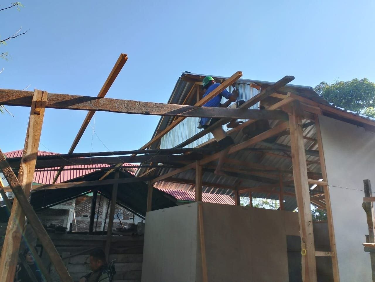 Seng Teras Dipasang pada Rumah Ibu Santi di Sibulue sebagai Bagian Program TMMD