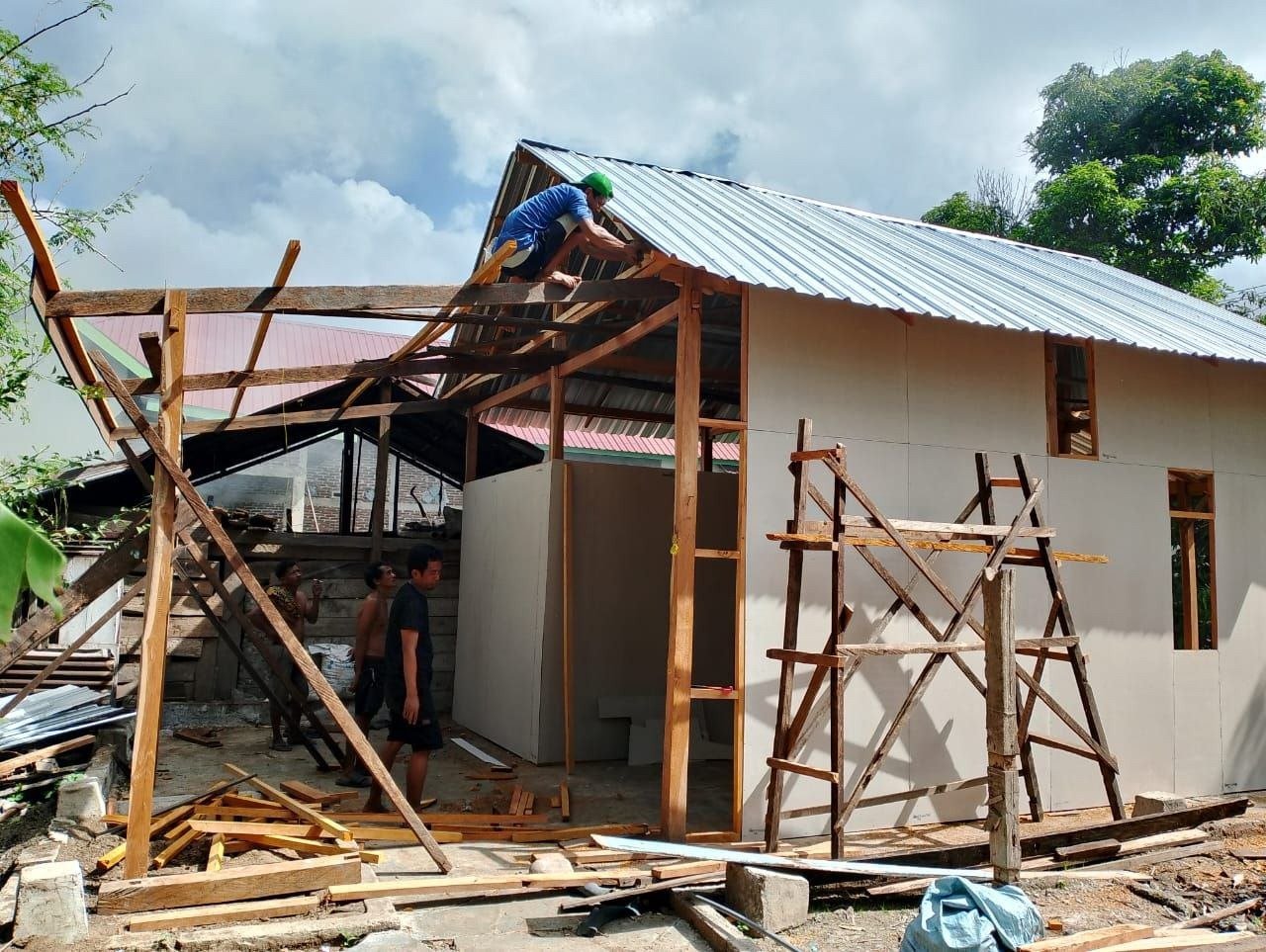 TMMD Ke-129 Fokus Pemasangan Seng Teras pada Rumah Tidak Layak Huni di Maroanging