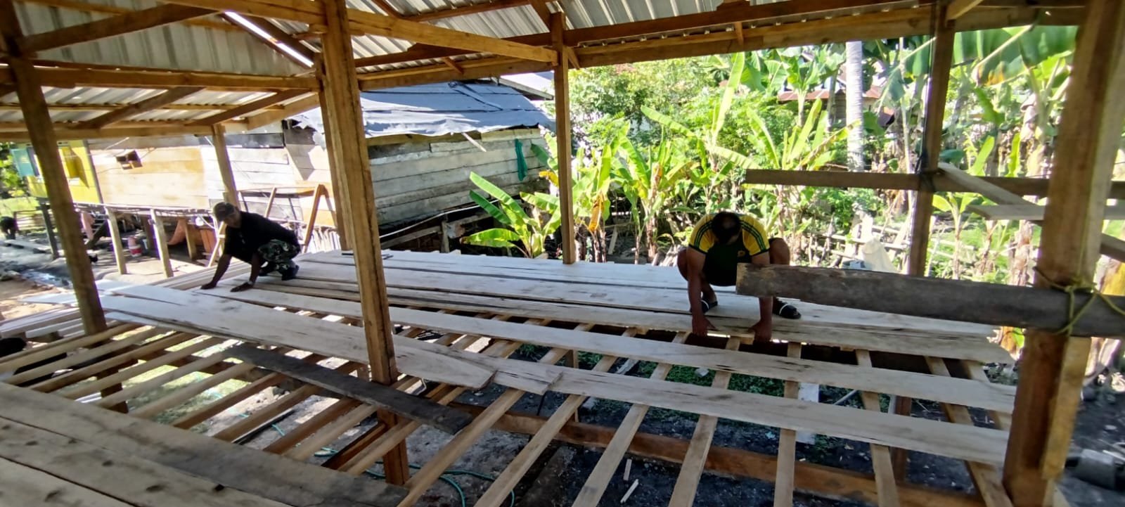 Program TMMD Ke-129 Lanjutkan Rehabilitasi Rumah di Mallusetasi melalui Lantai Papan