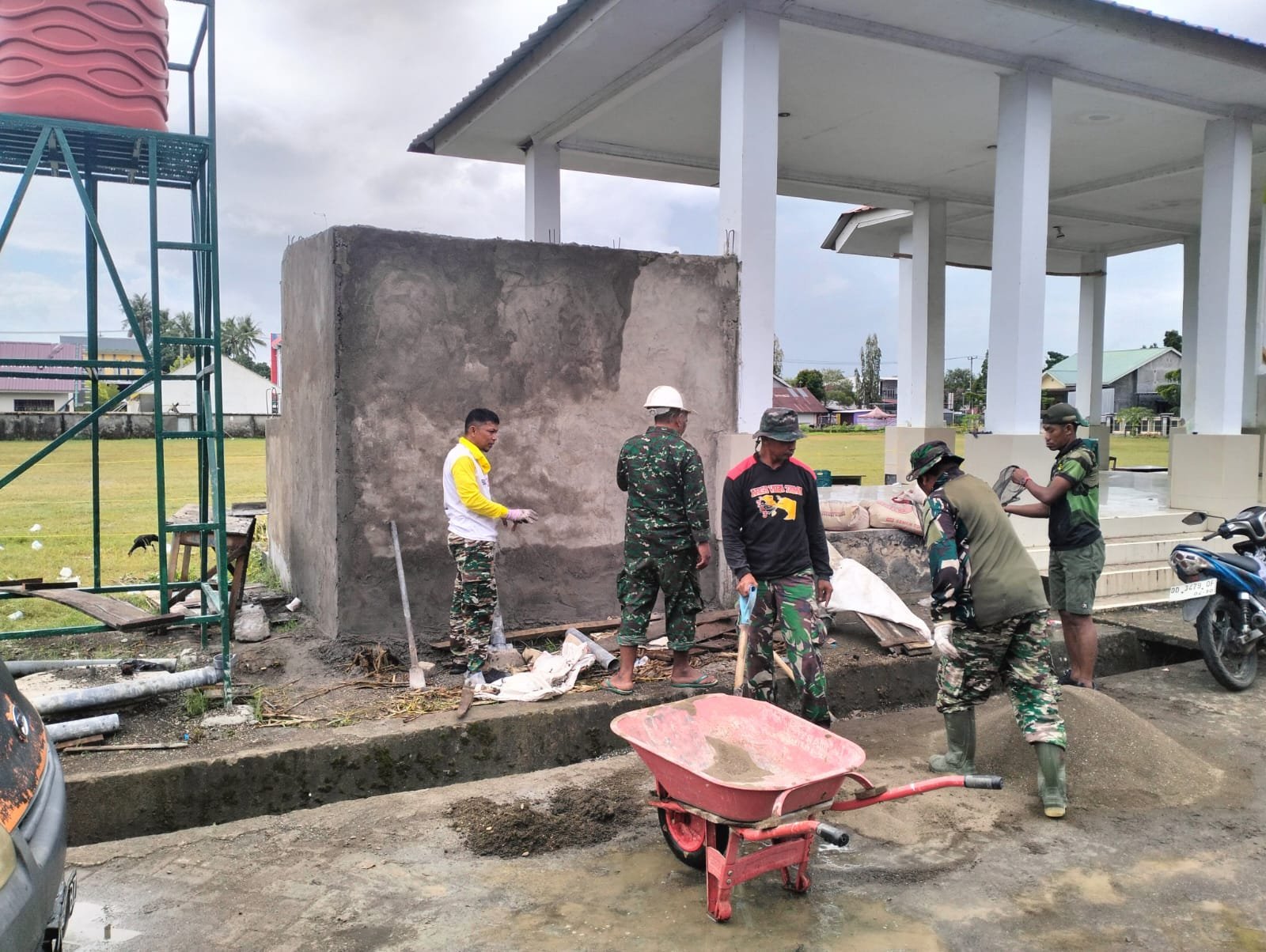 Satgas TMMD Ke-129 dan Warga Tuntaskan Plesteran Jambanisasi di Langi