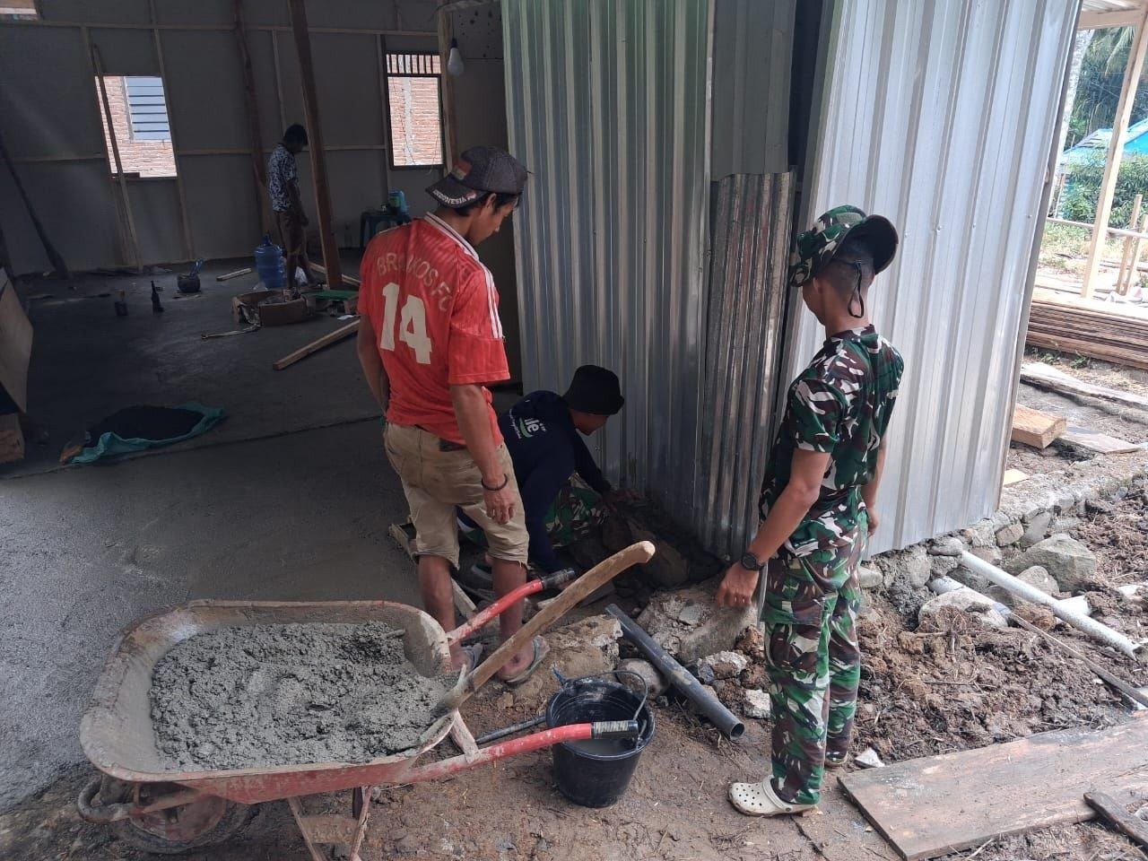 Desa Patukku Terima Pengecoran Lantai WC dalam Program Rehabilitasi RTLH