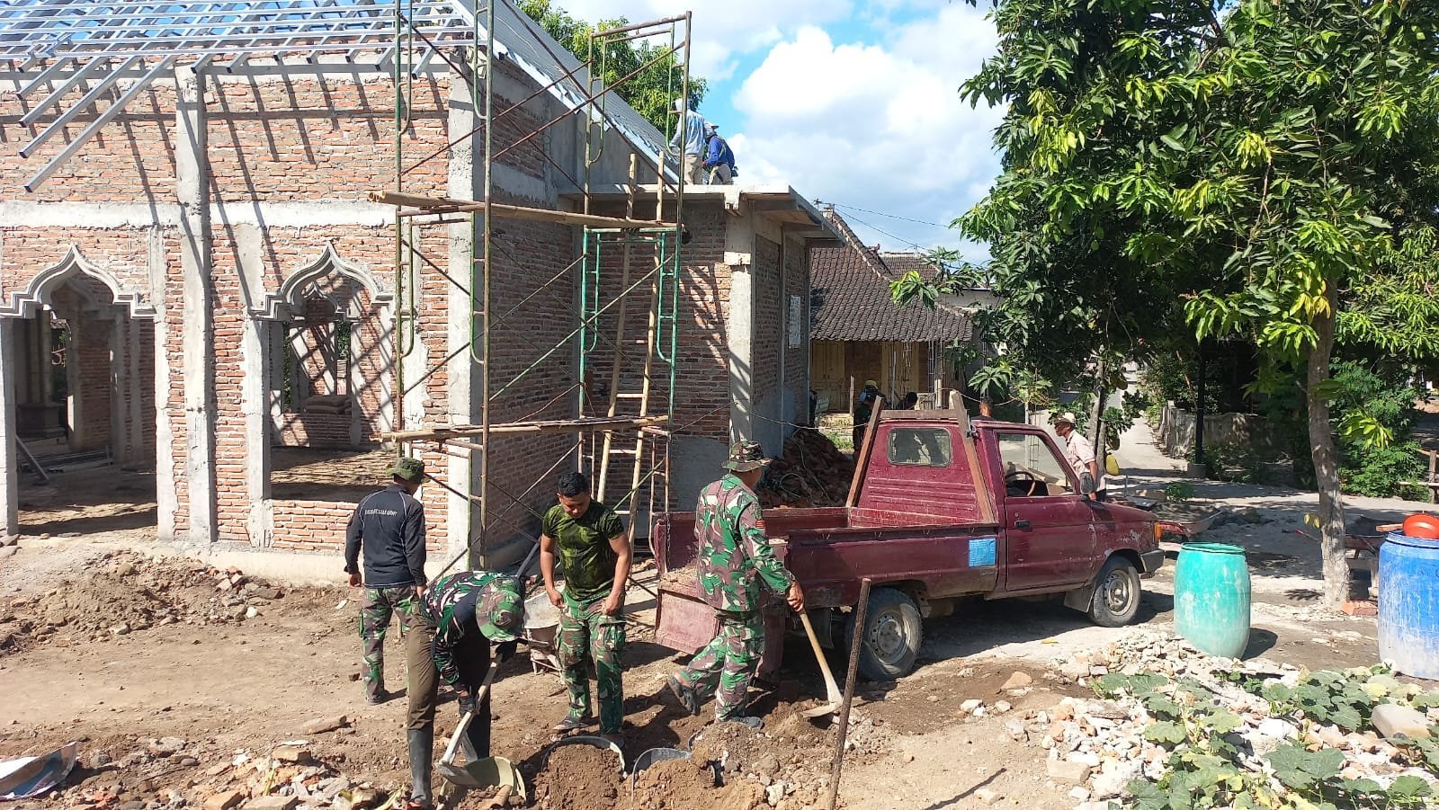 Pendampingan Satgas TMMD pada Pembangunan Masjid Al Mubarok di Desa Parangjoro