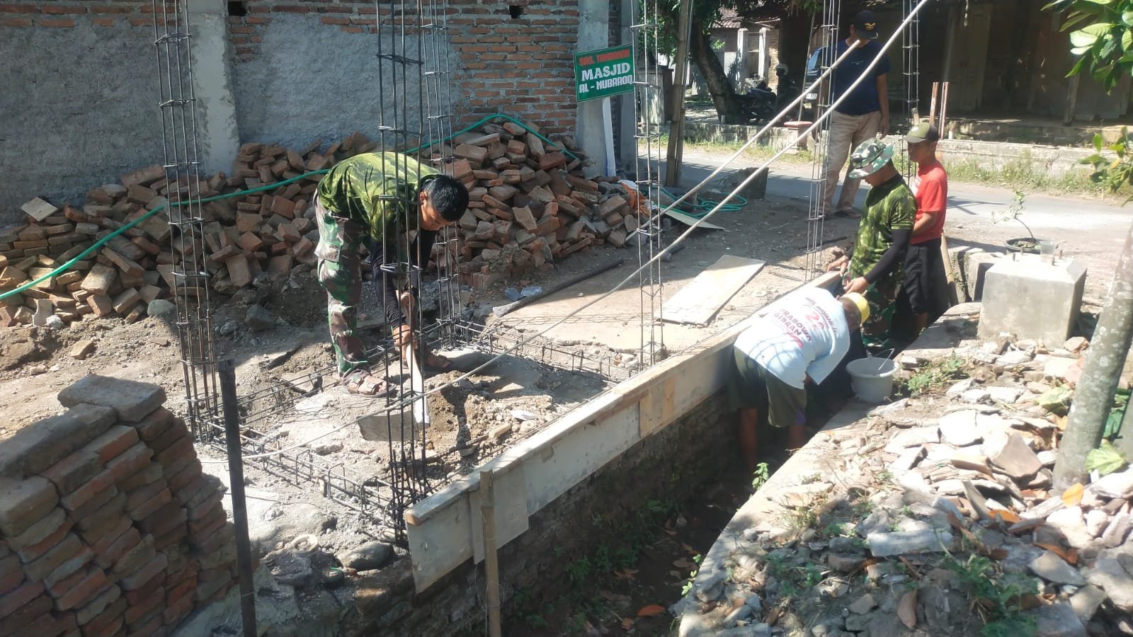 Satgas TMMD dan Kodim 0726/Sukoharjo Garap Peningkatan Sarana Ibadah di Parangjoro