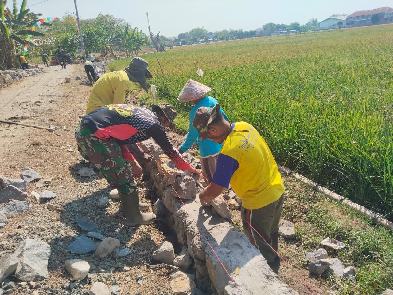 Penerima Manfaat Pembangunan Talud di Parangjoro Dilibatkan Satgas TMMD