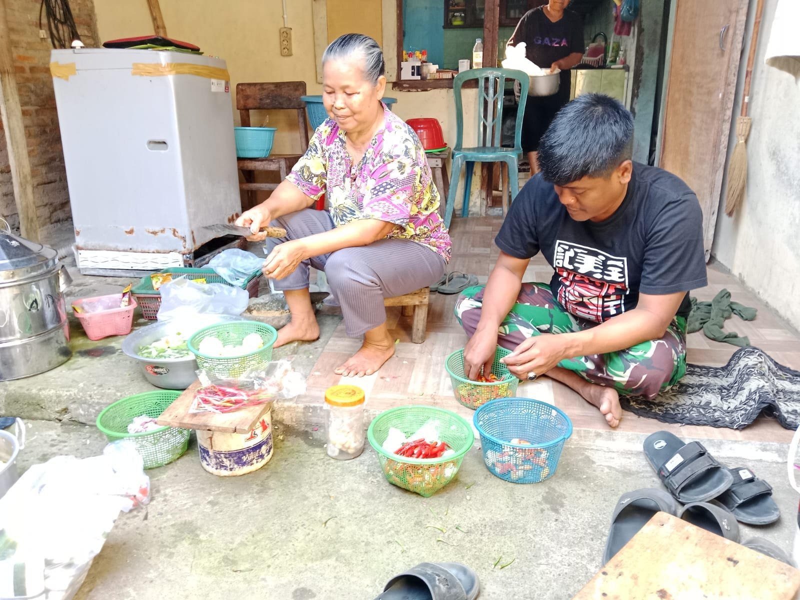 Pendampingan Satgas TMMD Reguler ke-129 Terlihat Saat Aktivitas Dapur Bersama Warga Sukoharjo