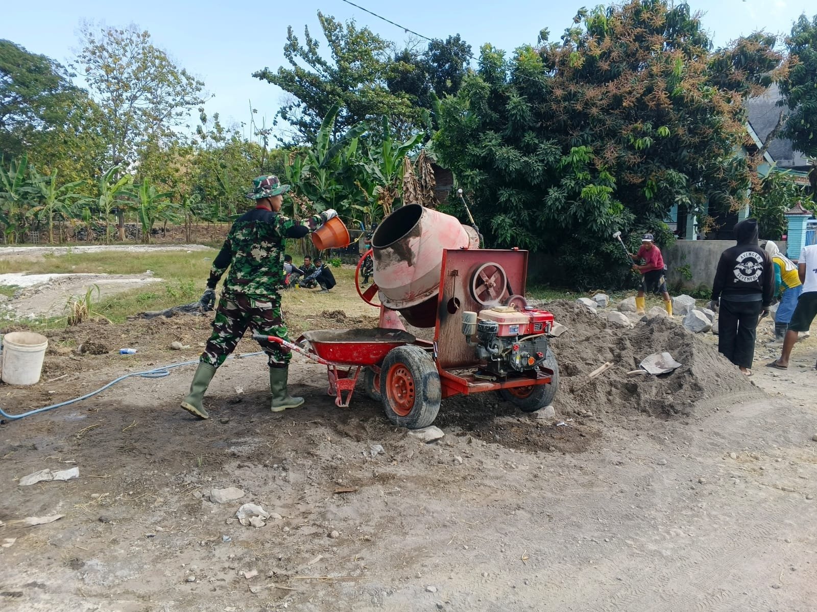 Suasana Pembangunan di Kecamatan Grogol: Satgas TMMD Angkut Material