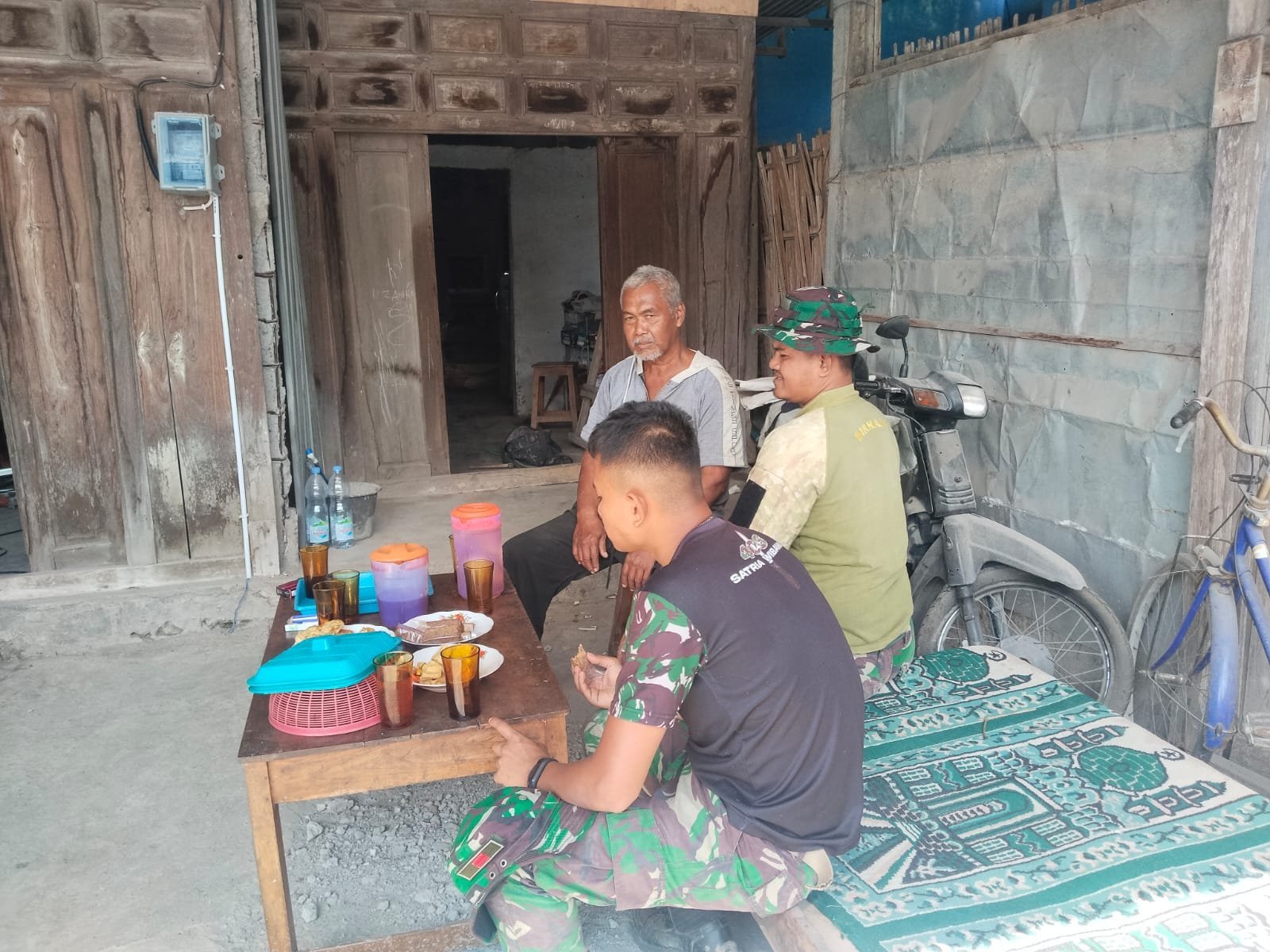 Satgas TMMD Kodim 0726/Sukoharjo Jalin Keakraban Saat Bertugas di Parangjoro