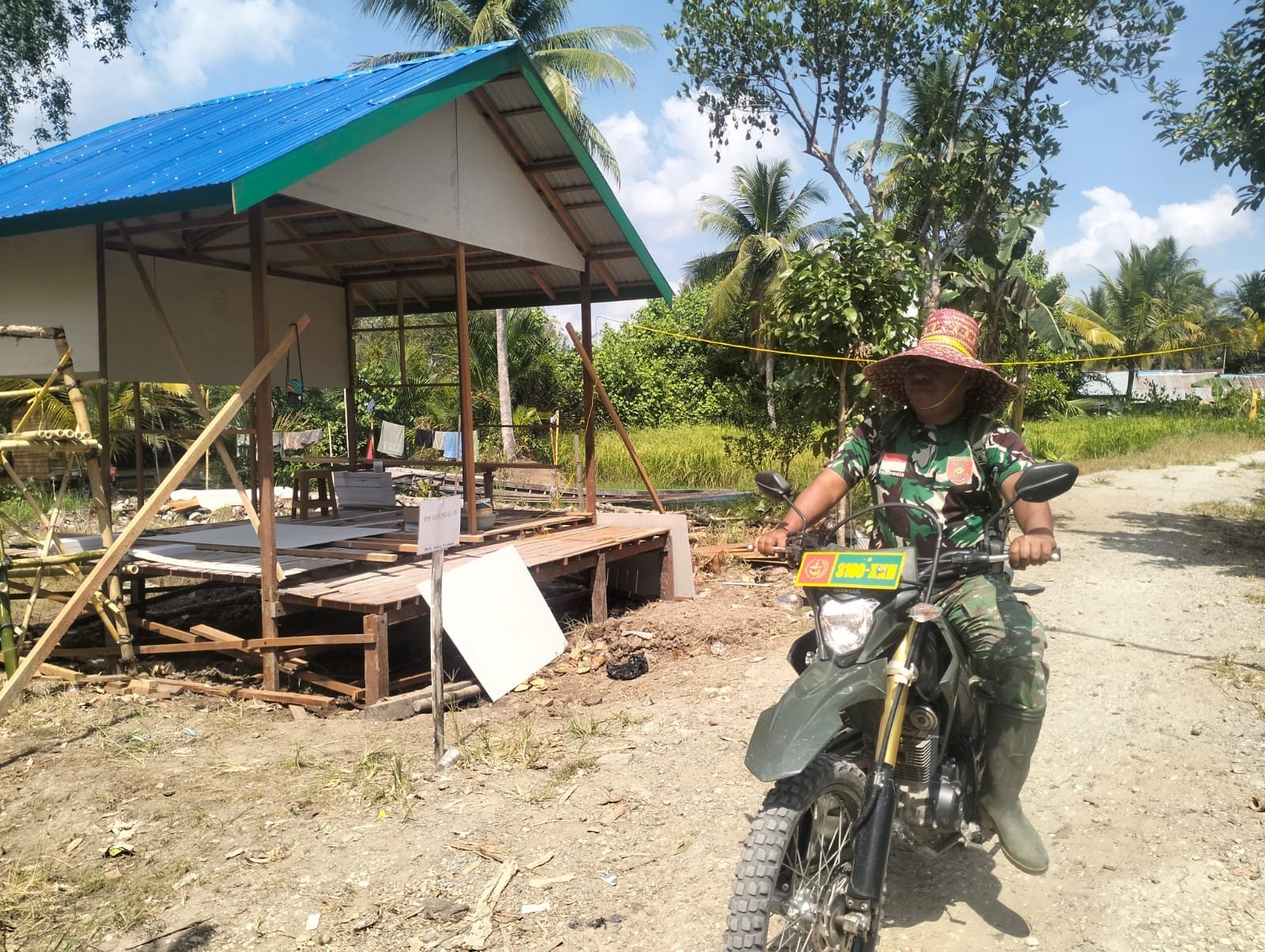 Pendampingan Pengawasan Material TMMD di Tamban Bangun oleh Peltu Ngadirun dari Kodim 1005/Barito Kuala