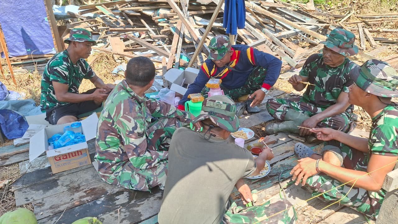 Kegiatan Makan Siang Satgas TMMD di Tamban Bangun Perlihatkan Kemanunggalan