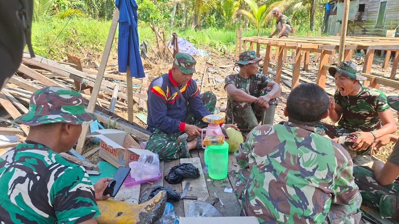 Pengerjaan Perehaban Mushola Darul Istiqomah Dipacu Satgas TMMD di Desa Tamban Bangun