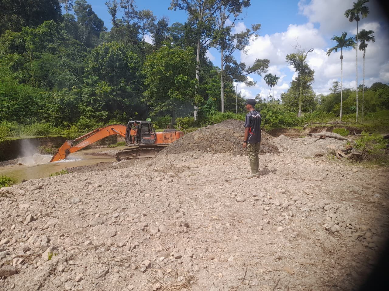Pendampingan Pelaksanaan Pengambilan Sirtu oleh Excavator pada Program TMMD Ke-129 di Aceh Jaya