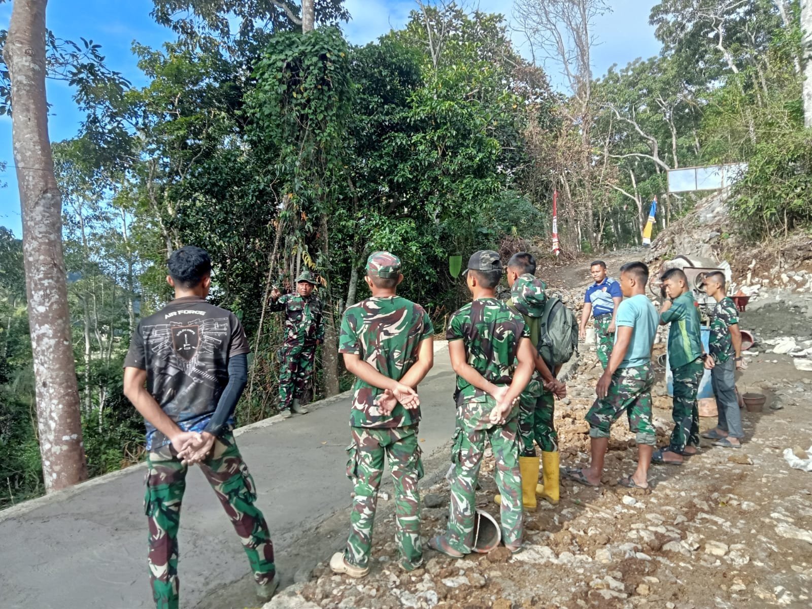 Komandan SSK TMMD Dampingi Tukang Lewat Briefing di Lokasi Jembatan Gantung